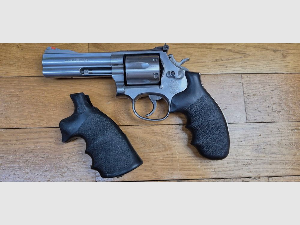 Ottimo revolver Smith & Wesson – Modello 686-4 – Calibro 357Magnum / 38 Special – Sei colpi – 2 set di impugnature – Meccanica molto buona – canna da 5 pollici a specchio con belle righe – Arma usata in BE+, immagine 16 di 19
