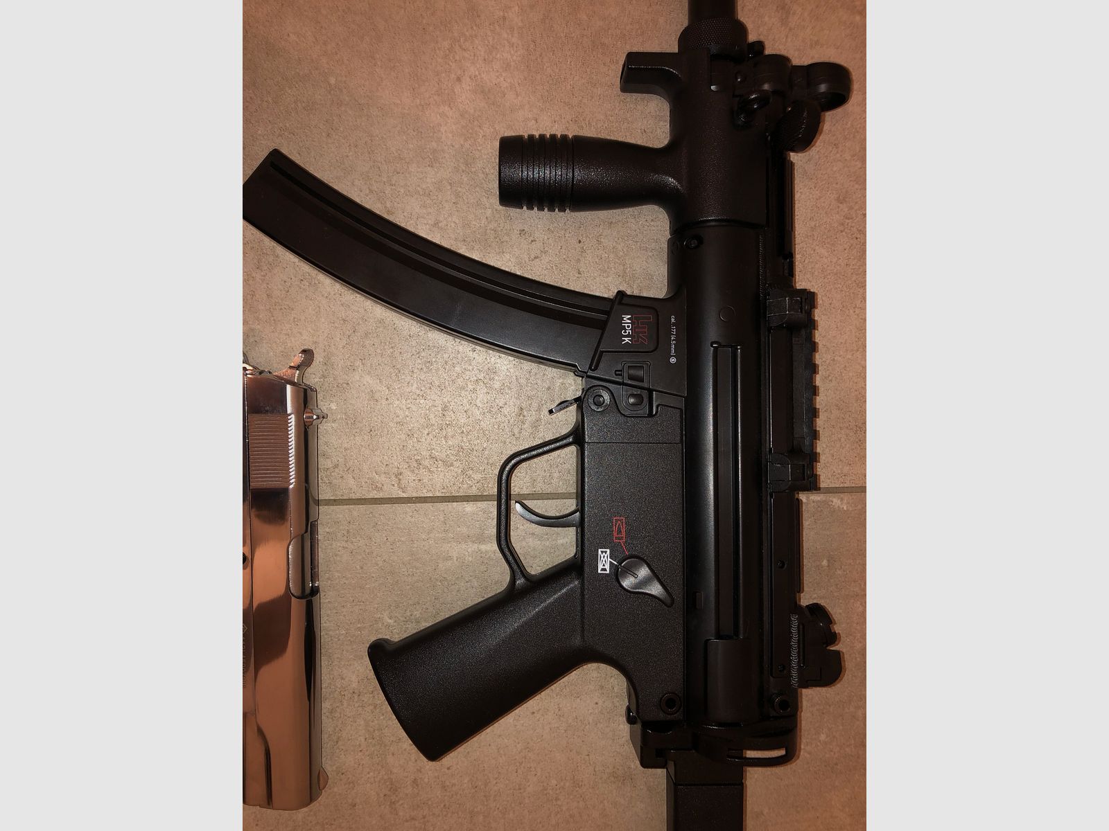 Umarex MP5 4,5mm CO2 + KLI M1911 4,5mm CO2 inklusive 30x CO2 Kapseln & 2.500 4,5mm Stahl BBs