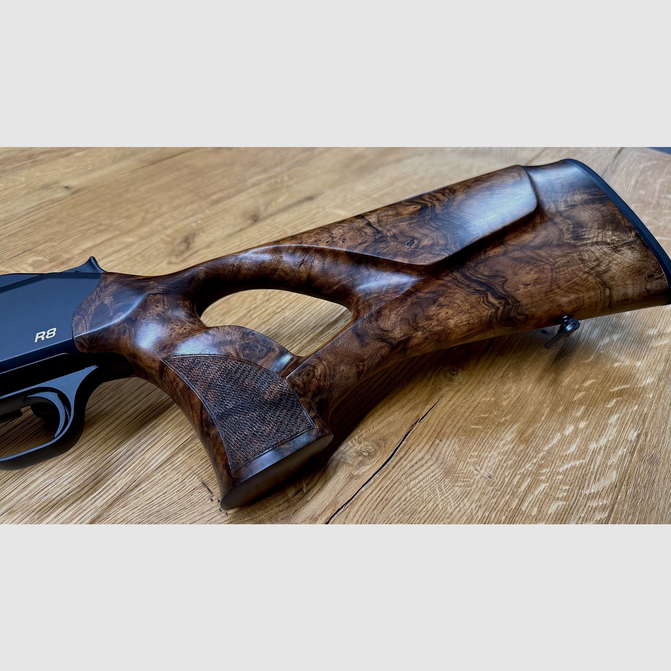 Blaser R8 mit traumhaftem Zubehör-Lochschaft Holzklasse 8-9, goldenes R8 Logo, Kammergriff Selours, gekürzter Lauf, M15x1 Gewinde, Standard-Kaliber wählbar