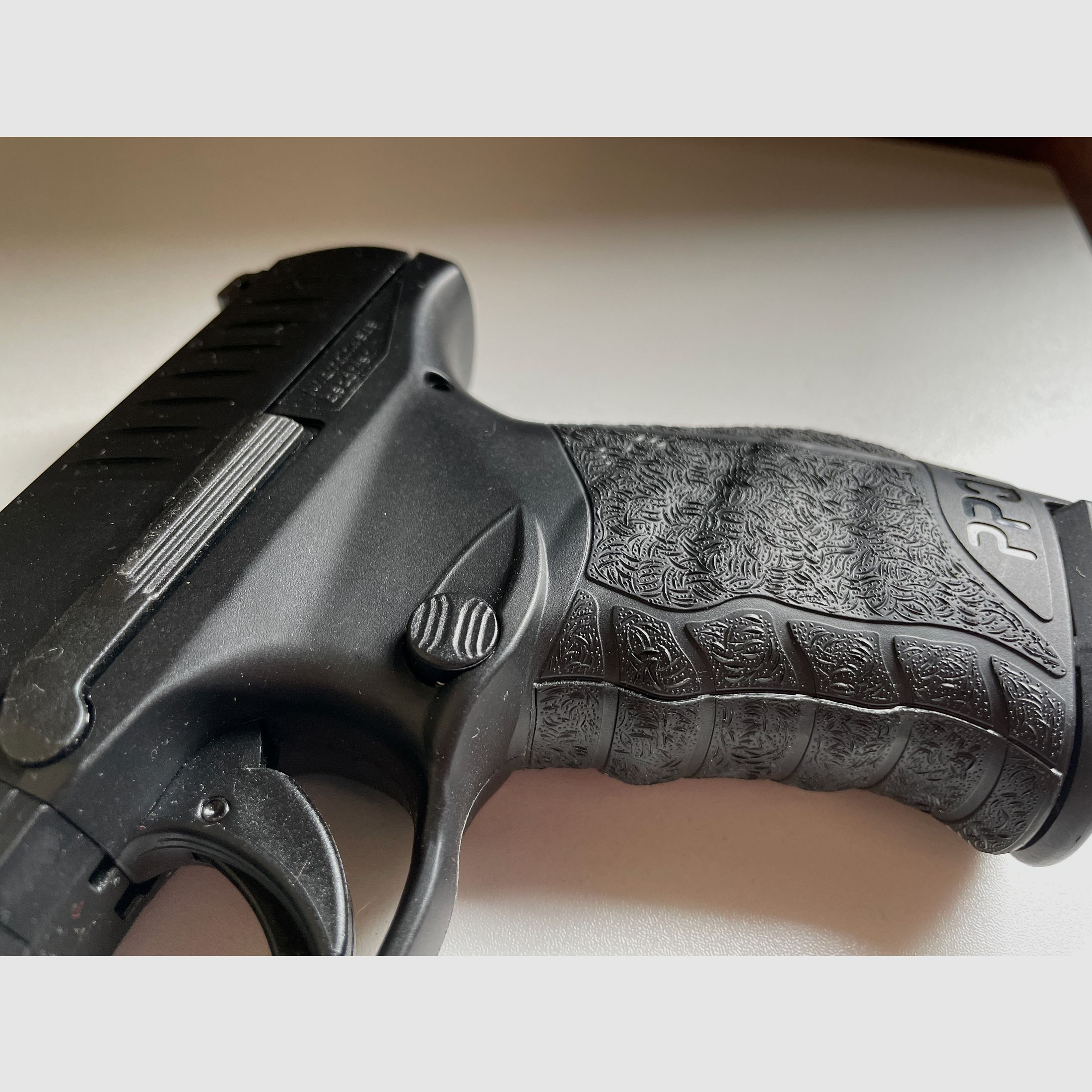 Walther PPQ Airsoft mit zwei Magazinen und Holster