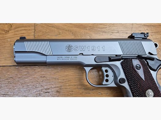 Très beau 1911 par Smith & Wesson – En 45acp et 8 coups – 100% acier Inox (pas de plastoc!) – Usinages Smith! – Très bon état mécanique et esthétique – Boite d&rsquo;origine – TBE+