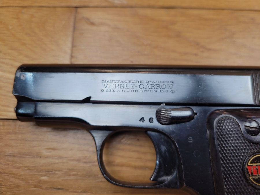 Sehr seltener halbautomatischer Pistol Verney Carron Vercar 2202 – Kal. 7,65 mm – Lauf und Mechanik top – sehr schöne Brünierung der Jagdgewehre der Marke – Waffe mit dreifacher Sicherheit und Ladeindikator – schöne Griffschalen mit Drachen – Sehr selten und TBE+, Bild 4 von 15