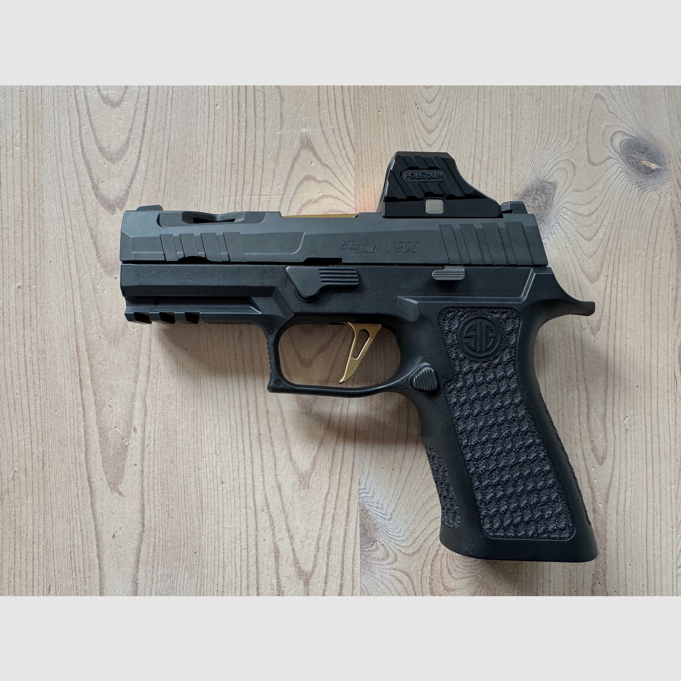 SIG Sauer P320 XCarry Spectre + Holosun SCS320