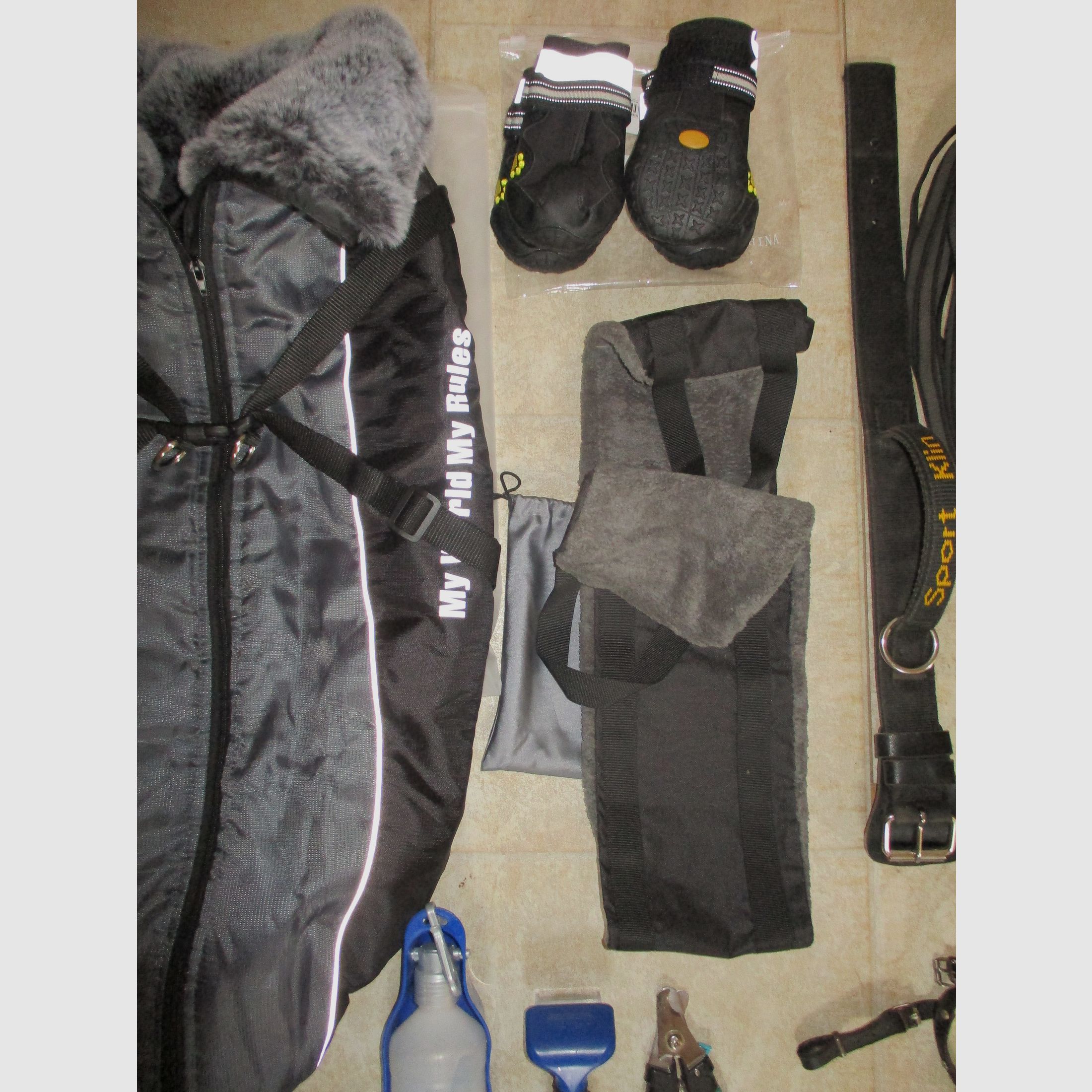 Hundezubehör, Leinen, Halsbänder, Kleidung, Näpfe...