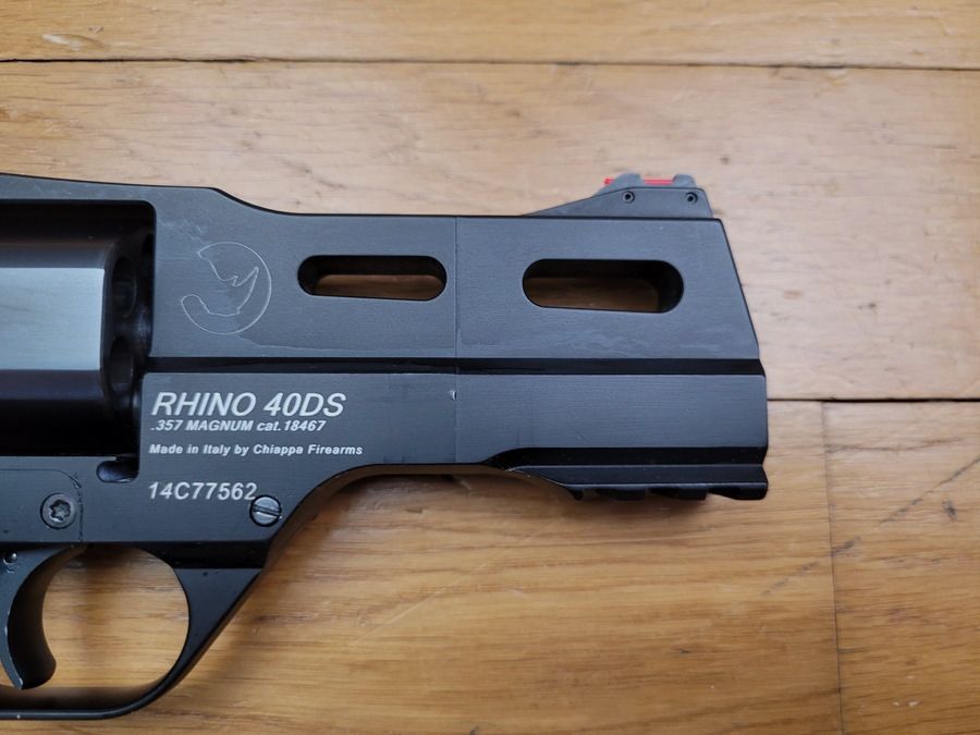 Feroce rinoceronte di Chiappa – Revolver Modello 40DS – 6 colpi 357 magnum – canna di 4 pollici allineata con la camera inferiore – eccellenti qualità di puntamento – ultra leggero – stato quasi nuovo, immagine 5 di 15