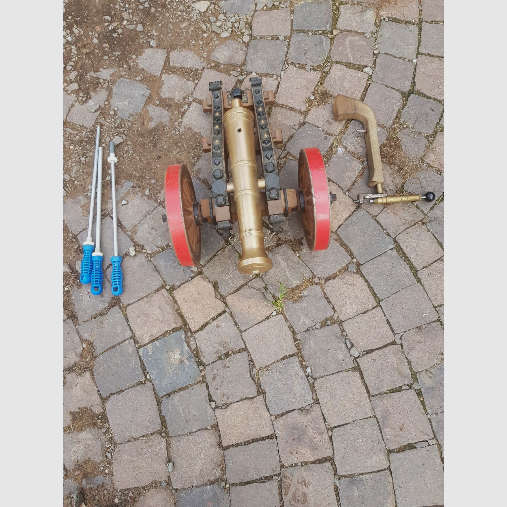 <Vendi due cannoni a avancarica con accessori