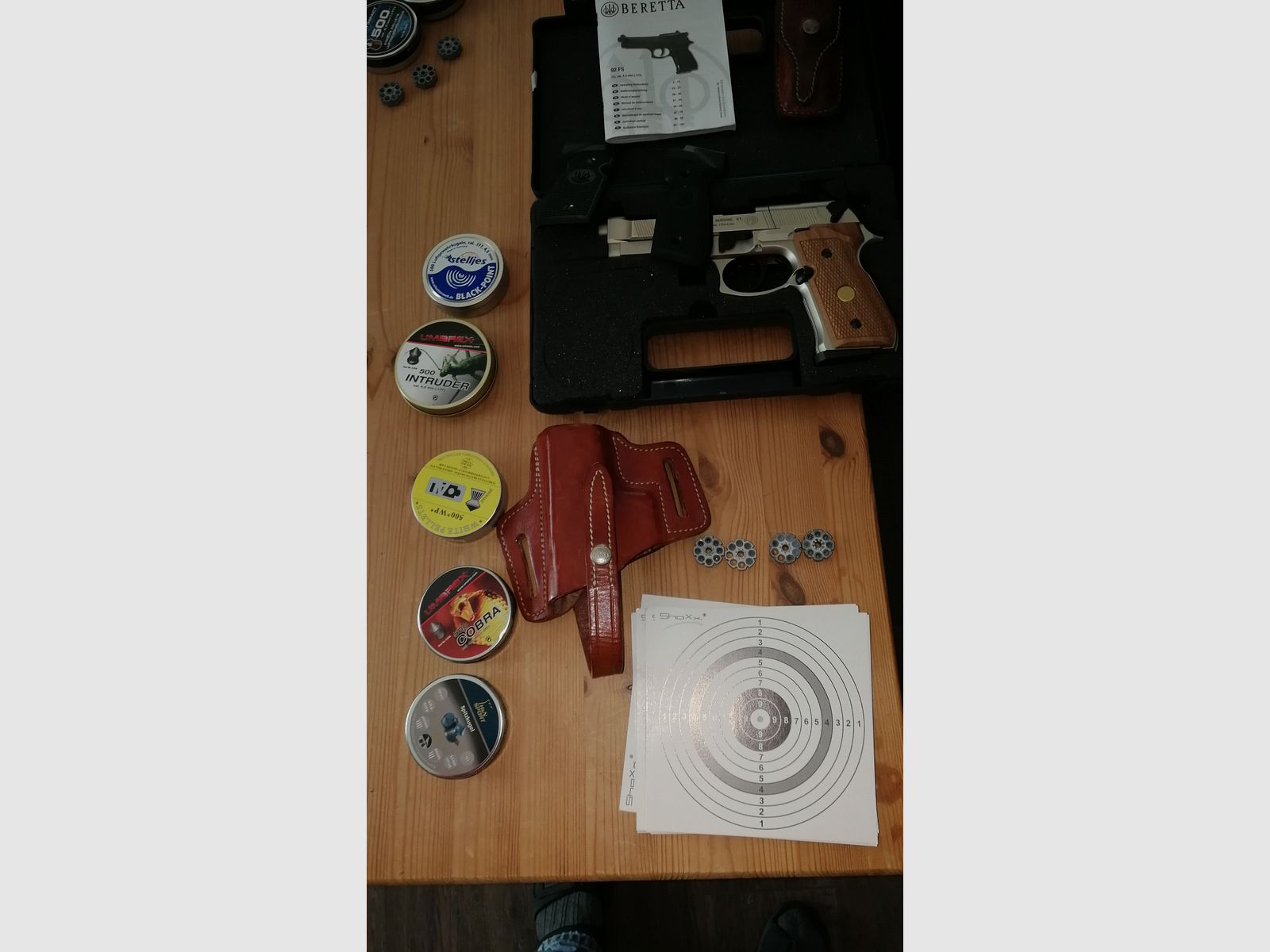 Beretta Mod. 92 FS vernickelte Luftpistole mit Holzgriff- und Kunststoffgriffschalen und viel Zubehör