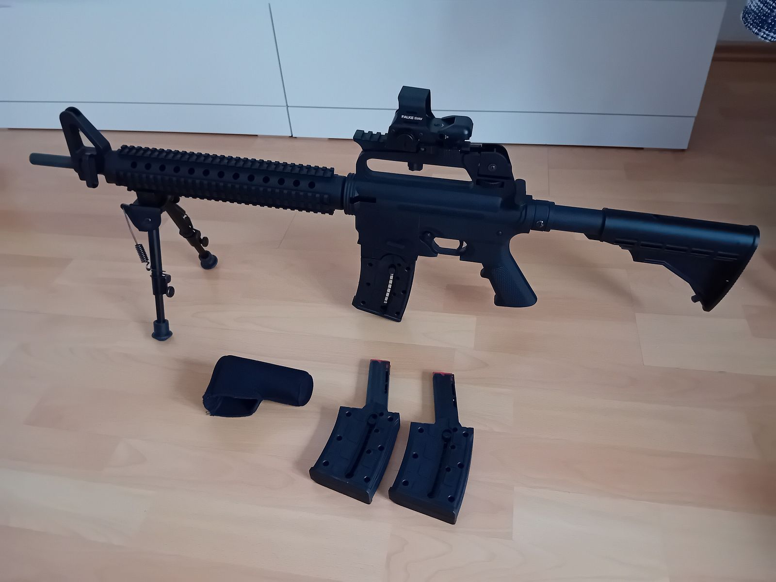 Mossberg Selbstladebüchse International 715t .22lr (16.25") inkl. 3 Magazinen und Leuchtpunktvisier Falke II NV