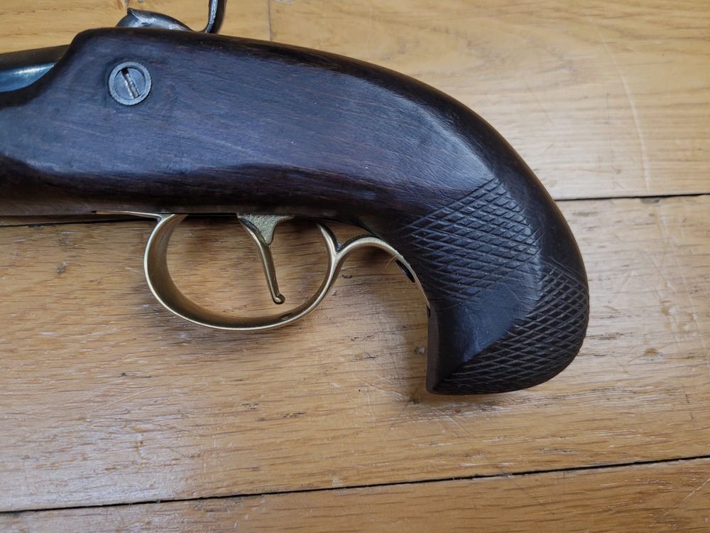 Interessanter Deringer Perkussionspistole – Von Ardessa Custom – Kal. .45 – Mit Leinöl behandelter Schaft – Riffelung wie bei den Originalen – Neuer Lauf – Sehr schöne Züge und schöne bläuliche Brünierung – Taschenmonster für große Gefühle am Stand! – Ein unverzichtbares Stück der Straßen von San Francisco um 1850 und die Waffe, die Lincoln tötete! – Neu!, Bild 14 von 16