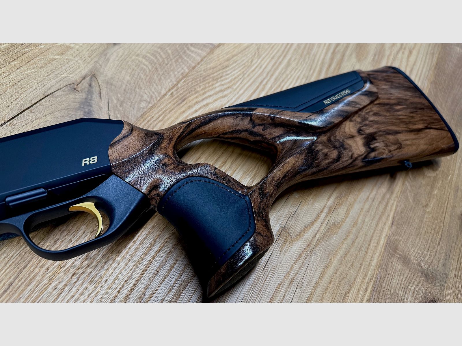 Blaser R8 Success Leder Schaft mit System / Holzklasse 6 / Leder schwarz / Goldelemente