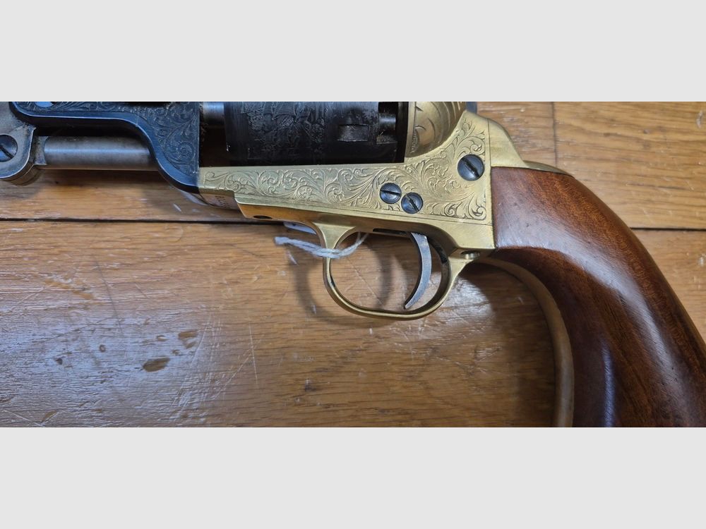Schöner Schwarzpulverrevolver Colt 1851 von Pietta — Modell „Navy Yank“ — Kal. 36 — Luxusversion — Gehäuse und Lauf graviert — 100% schwarze Brünierung — Perfekte Mechanik — Waffe gestempelt BF (1995) — Ausgezeichneter Zustand — TBE+, Bild 4 von 23