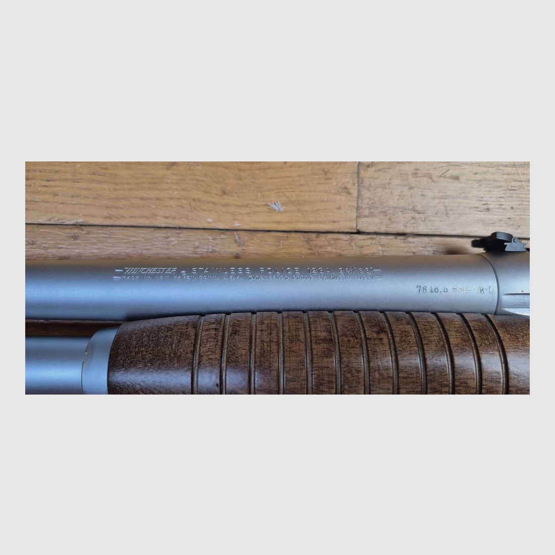 Sehr schönes Vorderschaftrepetierer Winchester Model 1300 – Seltene Version Edelstahl « Security Police » – Kal. 12/76 – Vollständig satinierte, rostfreie Ausführung (Chrom auf Edelstahl) – Mechanik und Holz einwandfrei – Waffe in nahezu neuwertigem Zustand – TBE++, Bild 32 von 34