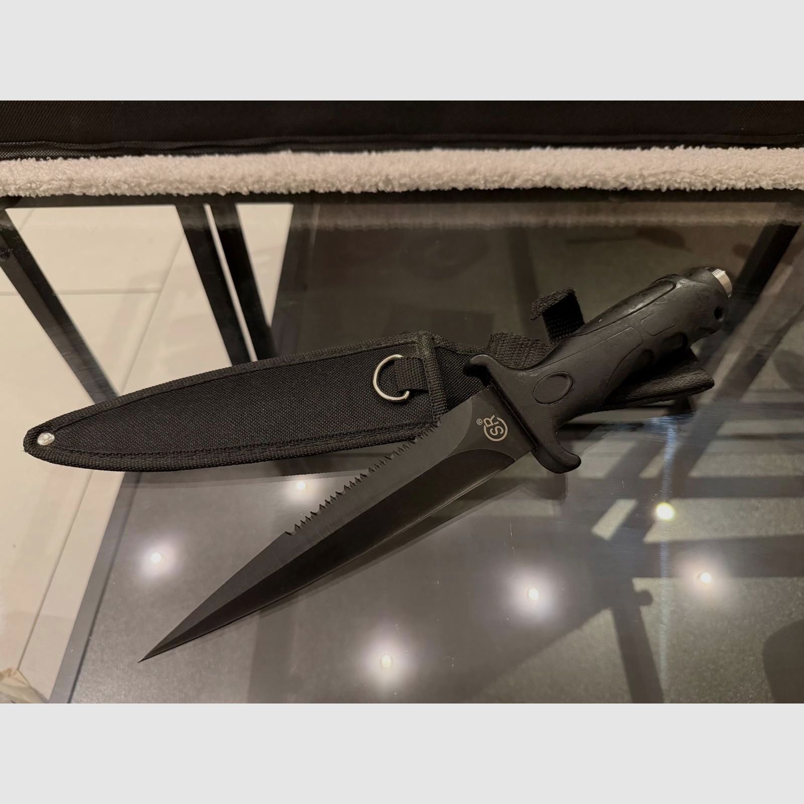 Tactical deployment dagger "SR" – Black coated – Double-sided serrated edge & nylon sheath