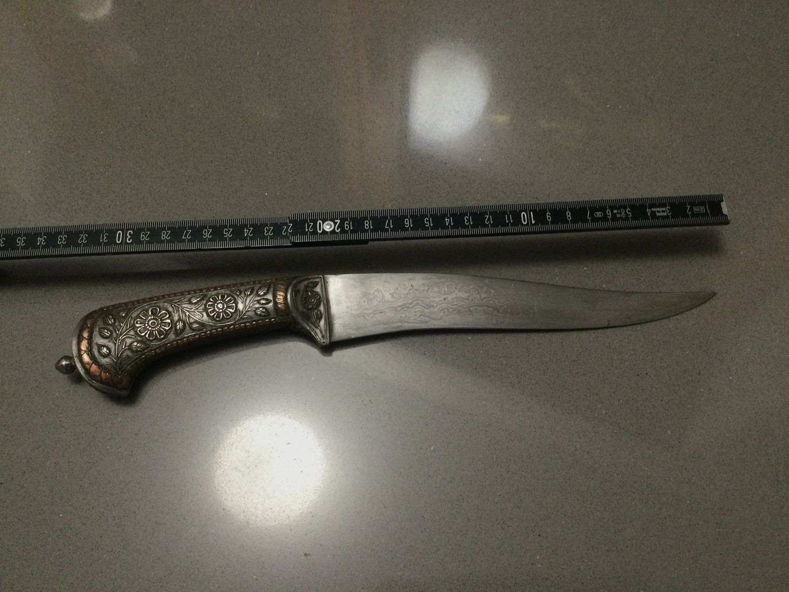 Hermoso cuchillo antiguo, daga, antigüedad, hoja de Damasco