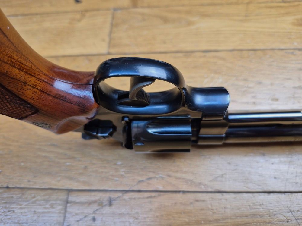 Außergewöhnlicher Revolver Smith & Wesson Mod 25-2 – LE Smith im Kal. 45ACP! – Waffe aus den frühen 1980er Jahren – Qualität und Mechanik, die heute nicht mehr zu finden sind – Auch CIA-Revolver! – Lauf 6 Zoll – Wunderschöne glänzende schwarze Brünierung – Außergewöhnliche Waffe für außergewöhnliche Schützen – TBE++, Bild 12 von 27