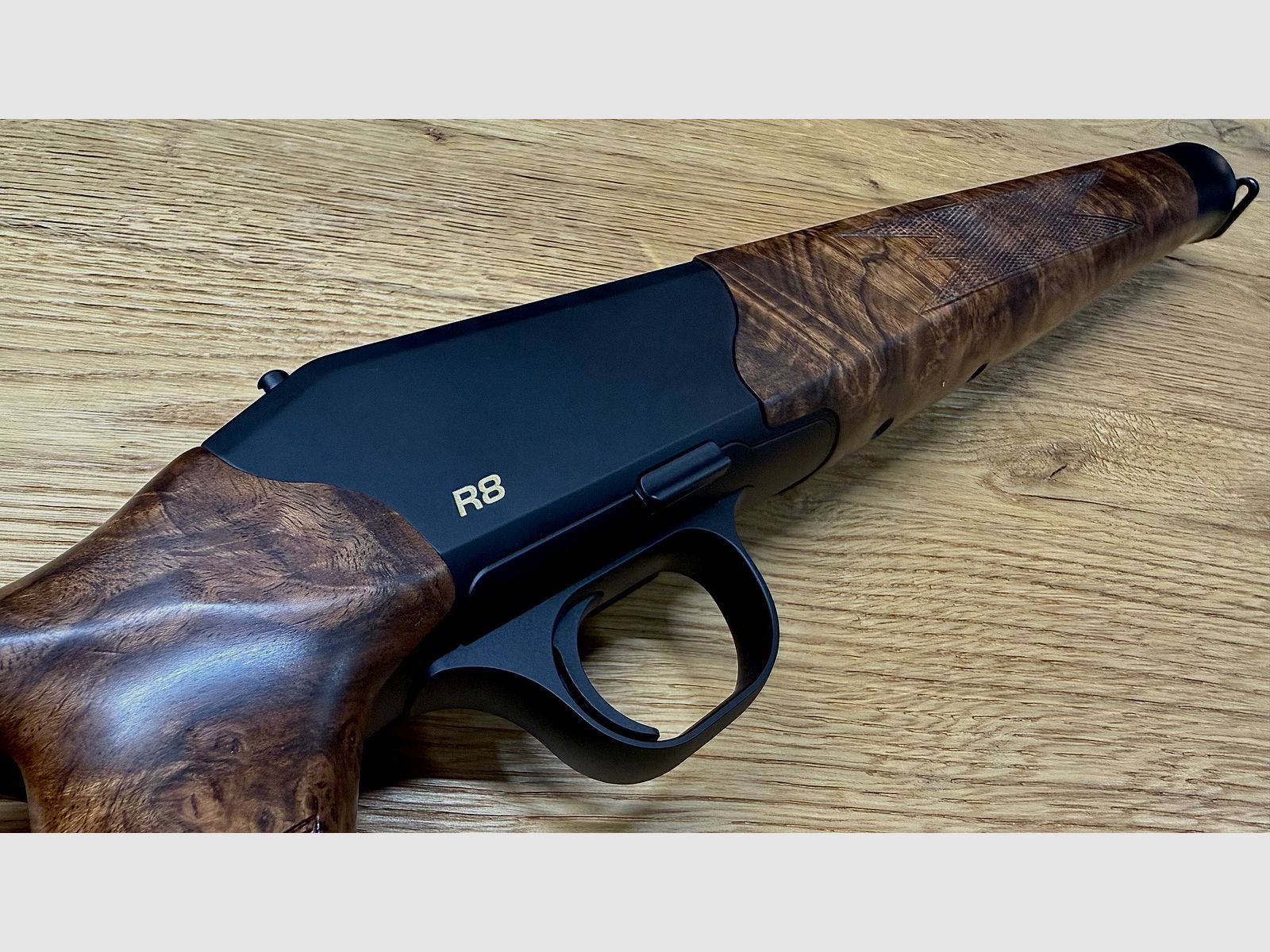 Blaser R8 Holzschaft/Lochschaft mit System, traumhafter, außergewöhnlicher Zubehör-Lochschaft HK 8-9, goldenes R8 Logo