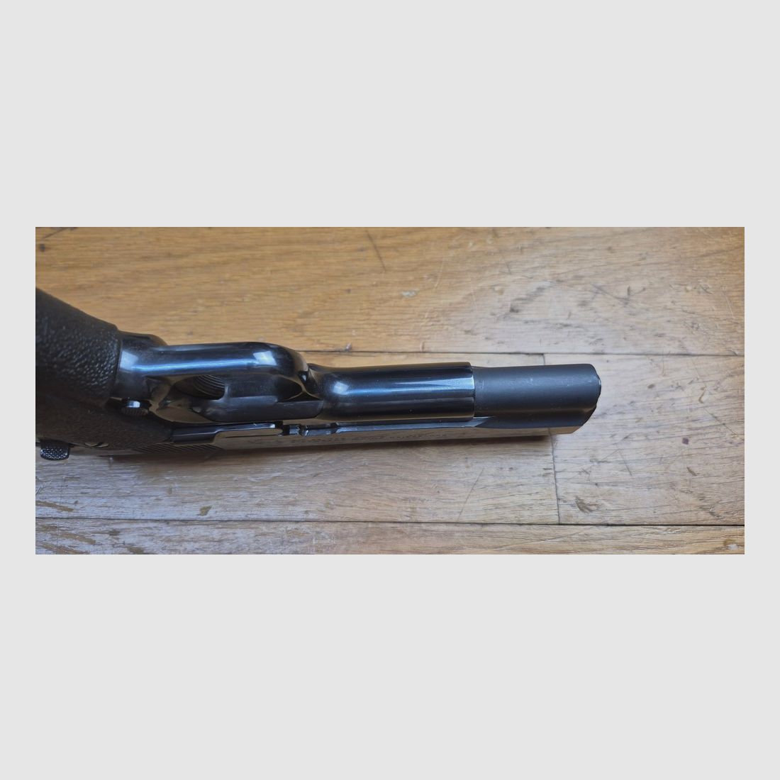 Wunderschöner und echter Colt 1911 in 22LR – Trainingswaffe – „United States Property“ – Einzigartiges Set – Basierend auf einer Colt-Umrüstung und einer wunderschönen Waffe von 1943 – Makellose Mechanik – Neuer Lauf – Prächtige Brünierung im schönsten Colt-Blau – Beste Grundlage für das Training mit der 1911 – TBE++, Bild 13 von 25