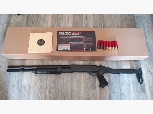 Softair Schrotflinte / Shotgun -  Cyma M870 Shotgun mit Stahl-Klappschaft Long-Type Tri-Barrel Vollmetall Springer 6mm BB schwarz  