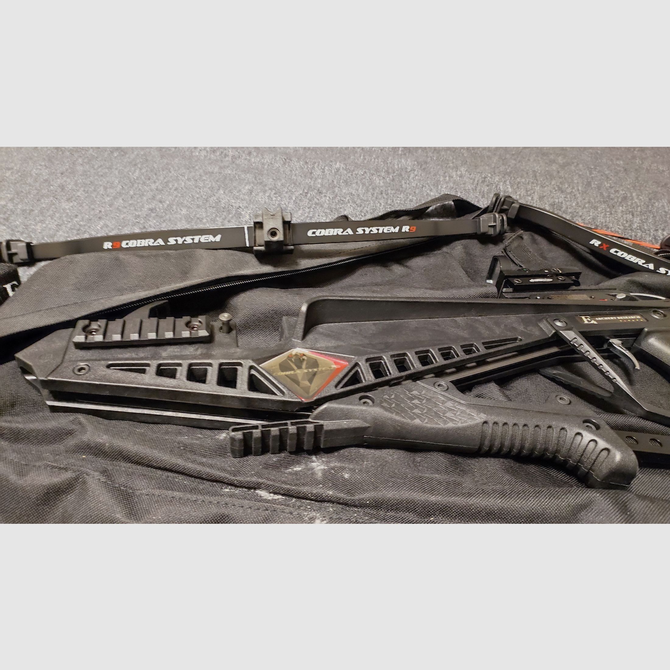 EK Archery Cobra R9 Deluxe 90/130 lbs COMPLETE SET – like new – 30 bolts + bag + carrying strap + shoulder support + front grip