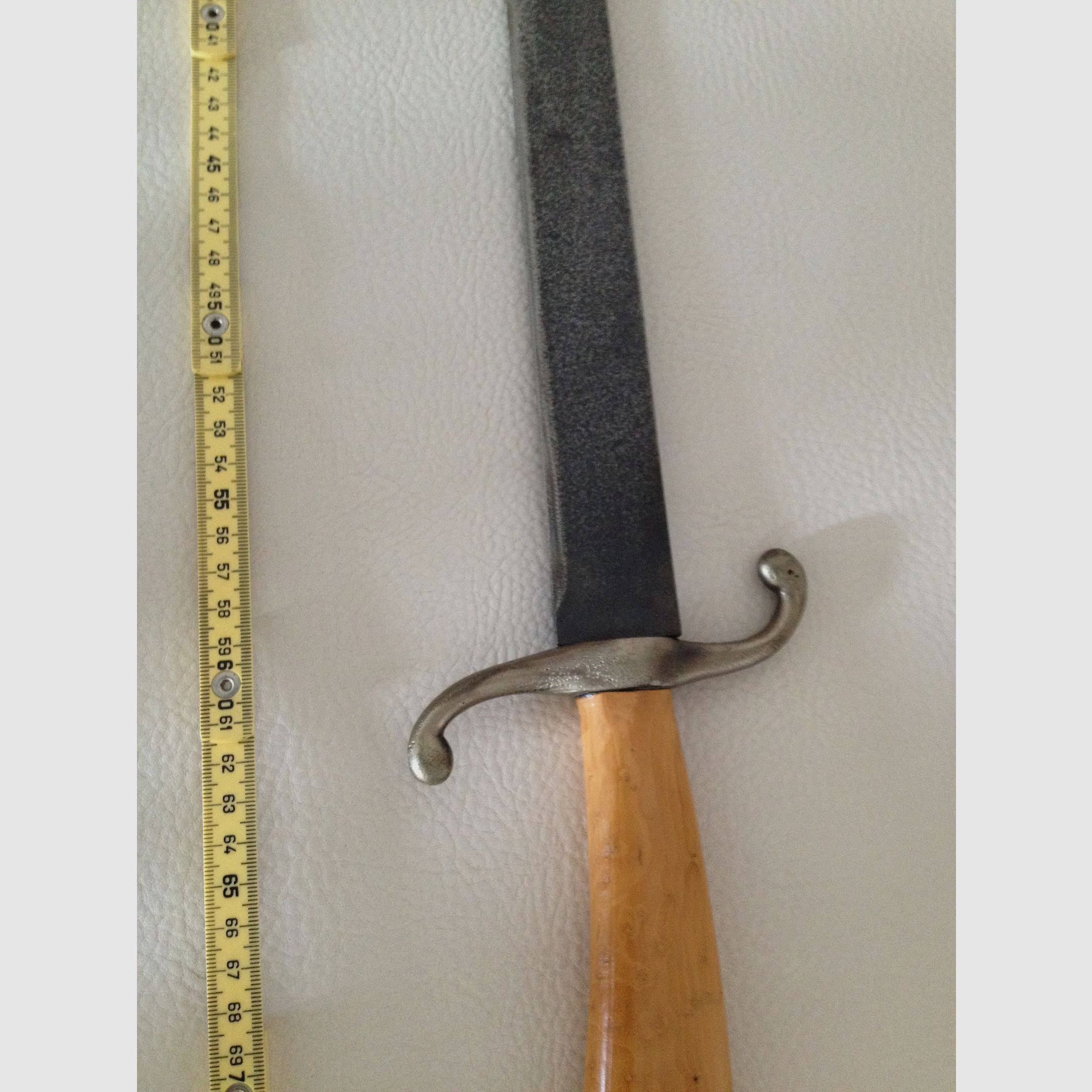 Altes Schwert mit noch scharfer Klinge