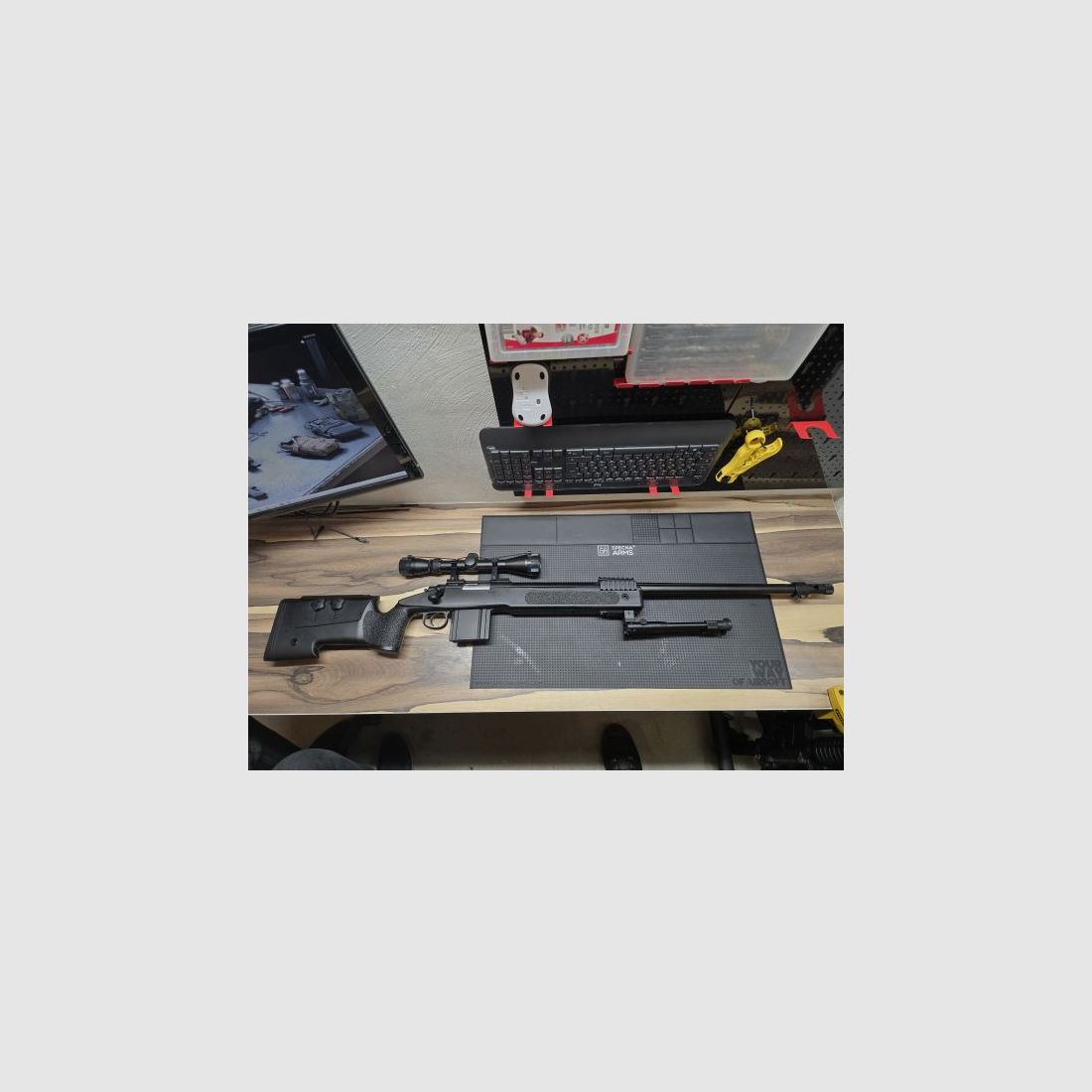 Well M40A5 (MB4416D) Feder-Repetiergewehr mit Zweibein und Zielfernrohr 6mm BB Airsoft