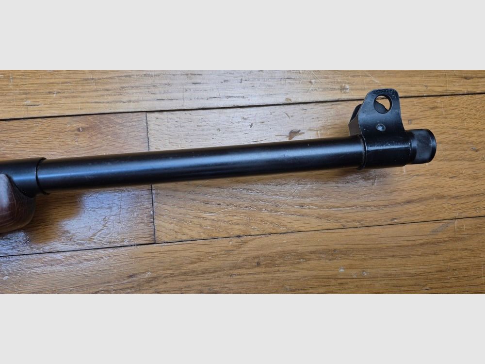Sehr schöne ERMA Modell EM1 Replik der USM1 — Kal. .22 LR — Waffe von 1977, nicht mehr sehr gut erhalten — Perfekte Mechanik und Spiegel-Lauf — 10-Schuss Magazin — Amerikanischer Militärriemen — Garantierter Spaß auf dem Stand — TBE+/TBE++, Bild 9 von 30