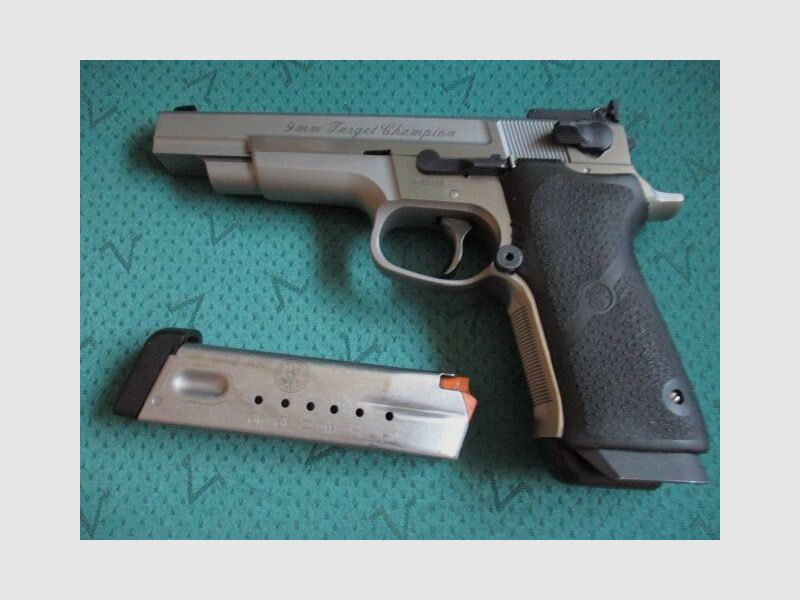 Pistola de deporte Smith & Wesson Target Champion 9mm Luger con cargador de repuesto
