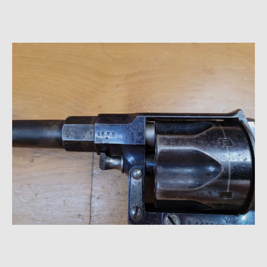 Sehr schöner Reichsrevolver 1883 – Kal. 10,4 original – Herstellung Erfurt von 1893 – Schöne reguläre Stempel – 80% seiner ursprünglichen glänzenden Brünierung – Wunderschöner Lauf und Kammern – Waffe mit einer Matrikelnummer – Seltenes originales Schneider Briegl-Futteral – TBE+, Bild 7 von 27