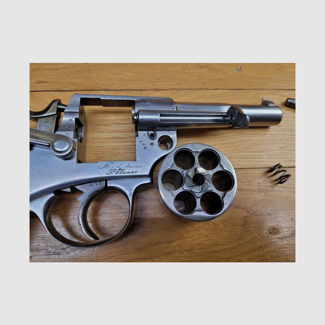 Mooie dienstrevolver Model 1873 – kaliber 11mm73 – volledig overeenkomend serienummer – nog in origineel strogeel! – MAS in 1882 – Goede mechanica en zeer mooie loop – Zeer goede staat, afbeelding 28 van 31