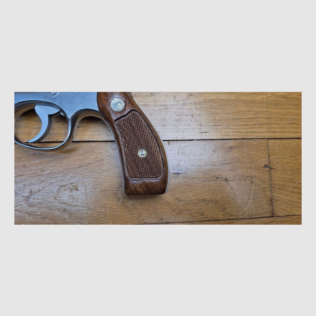 Sehr schöner Revolver Smith & Wesson M66 (Ganz kurz!) Subnose genannt „Combat Stainless Magnum“ – 6 Schuss in .357 mag / 38 Sp – Lauf 2,5 Zoll mit sehr schönen Zügen – Polierte Edelstahl-Oberfläche – M66 ganz kurz von 1974 bis 1977 – Der echte „Hand Canon“ in sehr gutem Zustand – TBE+, Bild 3 von 17