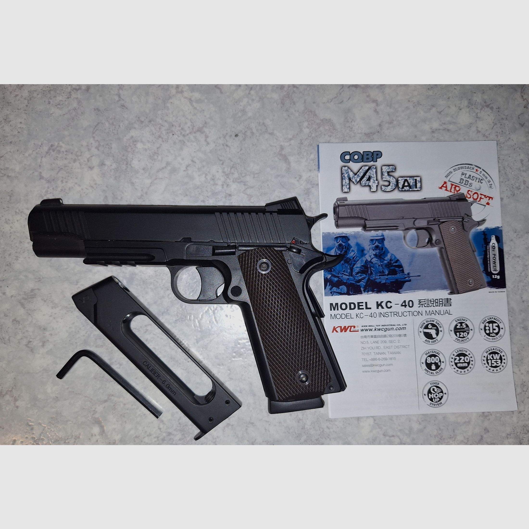 5 pistolets Airsoft NBB avec mallette