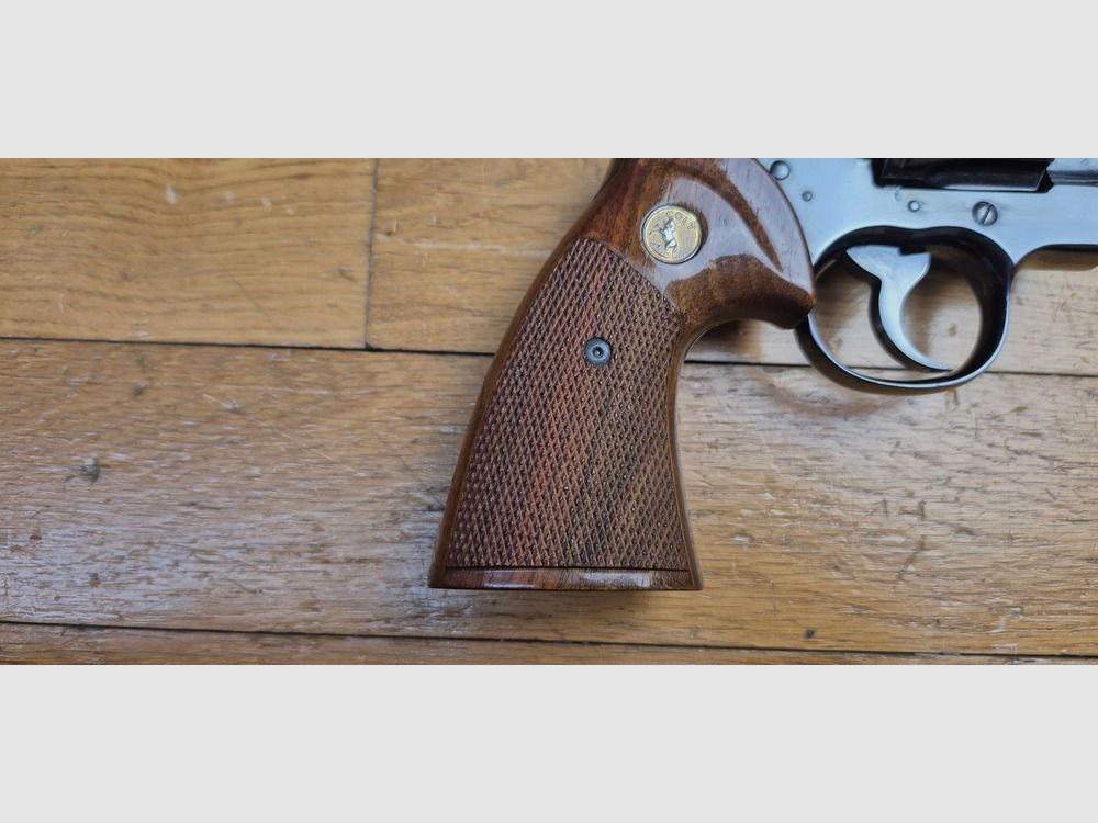 Splendido Colt Python 357 Magnum – Canne 4 pollici – Arma per principianti del 1973 con finiture di alta qualità – Secondo set di impugnature Pachmayr – Arma usata in condizioni più che ottime – TBE+, immagine 3 di 23