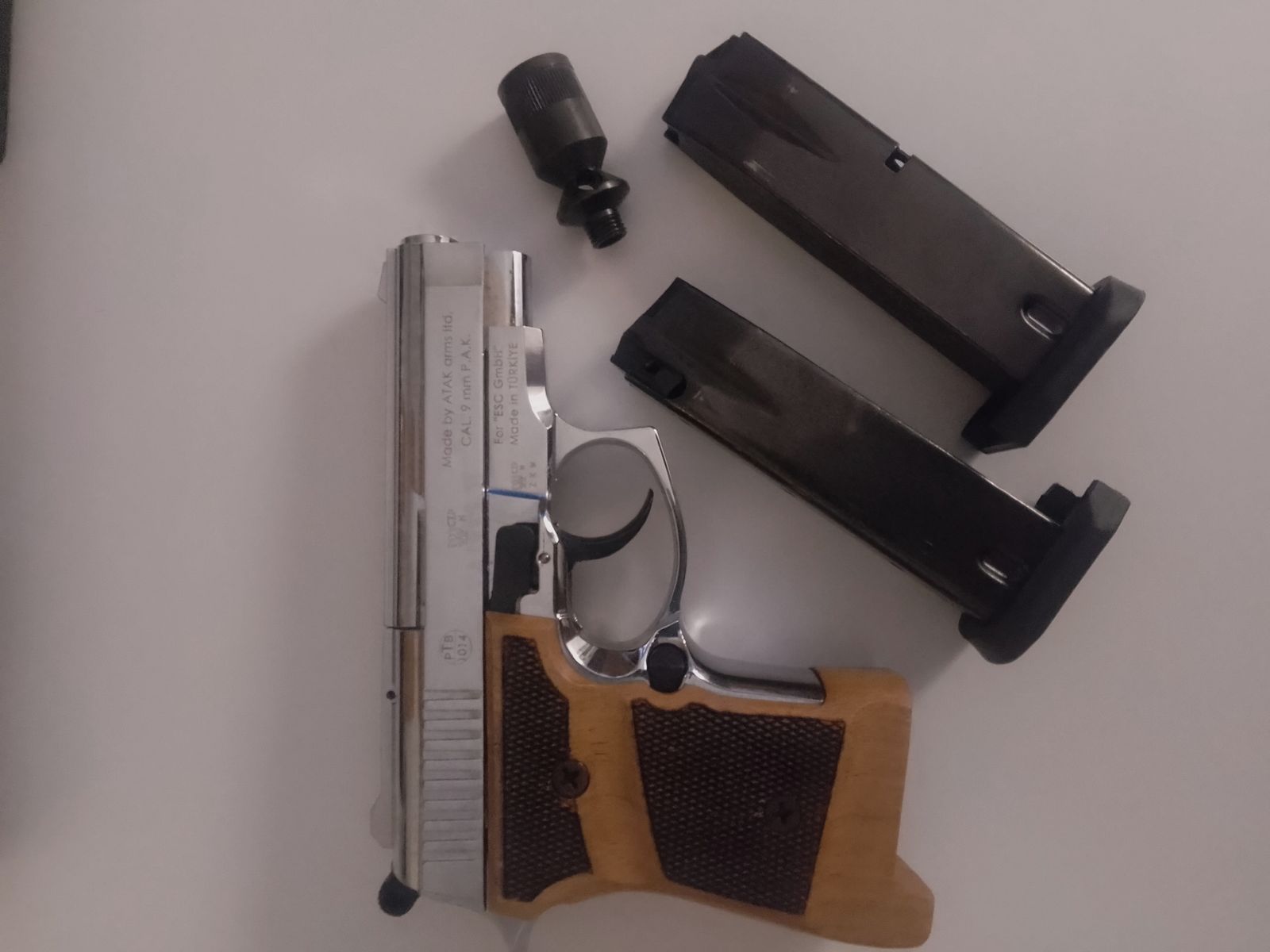 Zoraki 914 chromé 9 mm p.a.k. avec poignées en bois véritable