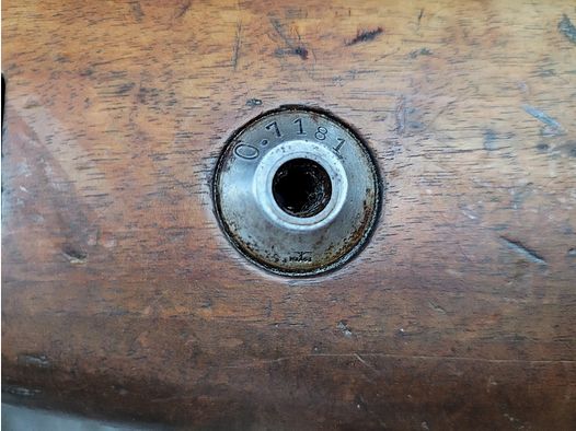 Très belle carabine K98 du début de III° Reich – Rarissime attribution Kriegsmarine Flotte de la Baltique – Fabrication S/42 Mauser de 1938 – frôle le monomatricule – Superbe tampons et poinçons bien lisibles – Mécanique impeccable – Très bon canon – Bretelle d&rsquo;origine – Très belle arme peu courante en TTBE