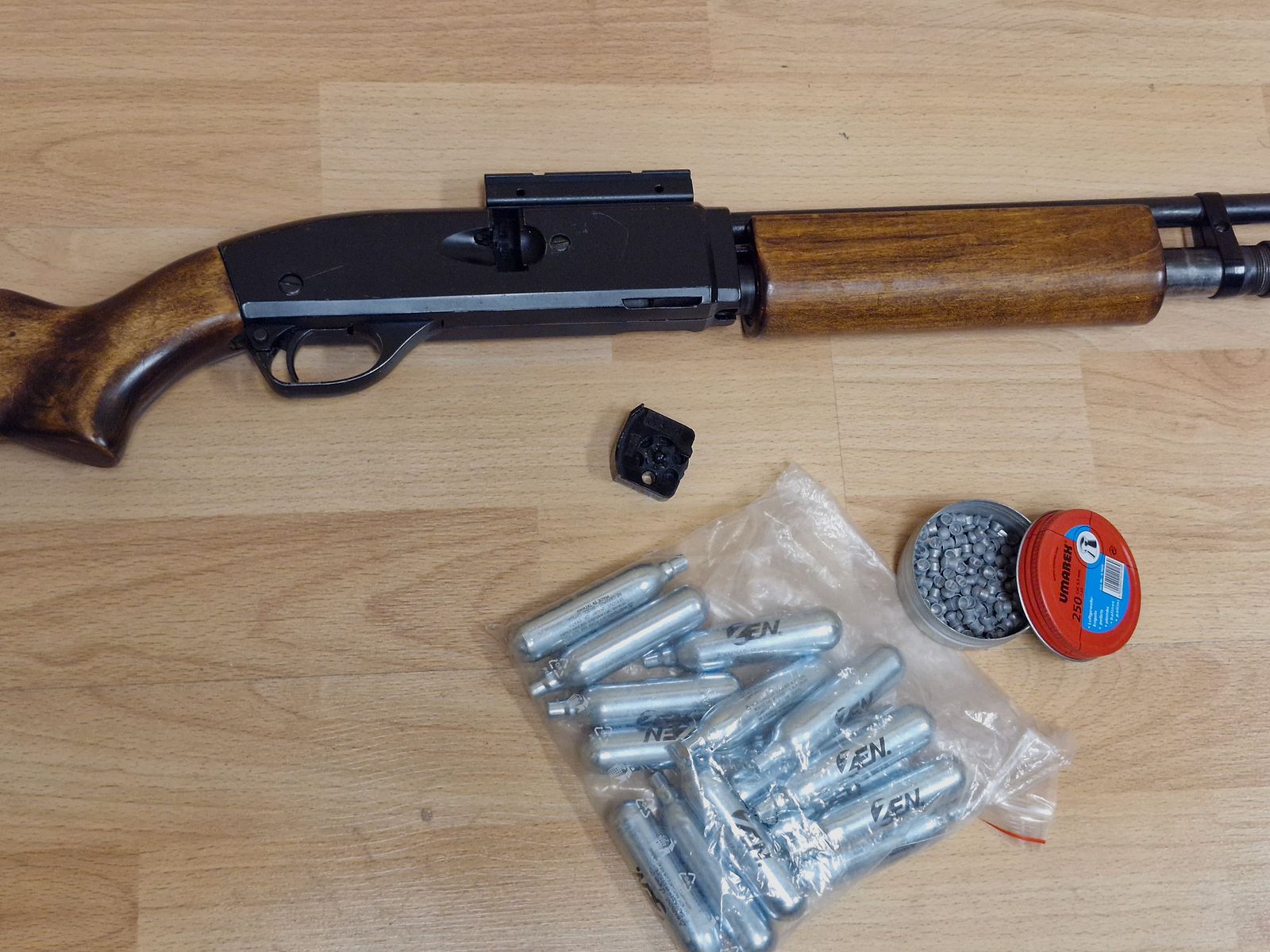Crosman 622 Pell Clip Repeater 5,5mm .22 CO2 Vorderschaftrepetierer
