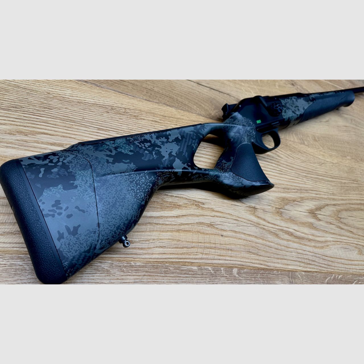 Blaser R8 Custom Carbon Huntec-Camo / Elastomereinlagen / gekürzter Lauf / Mündungsgewinde / Logo giftgrün // TRAUMWAFFE 