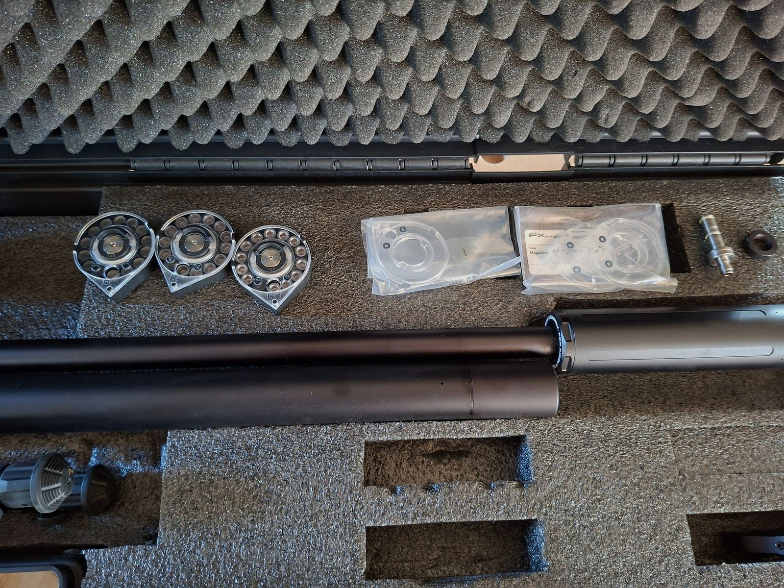 FX Dreamline Tactical with folding stock - Cal. 7.62 mm and lots of accessories.