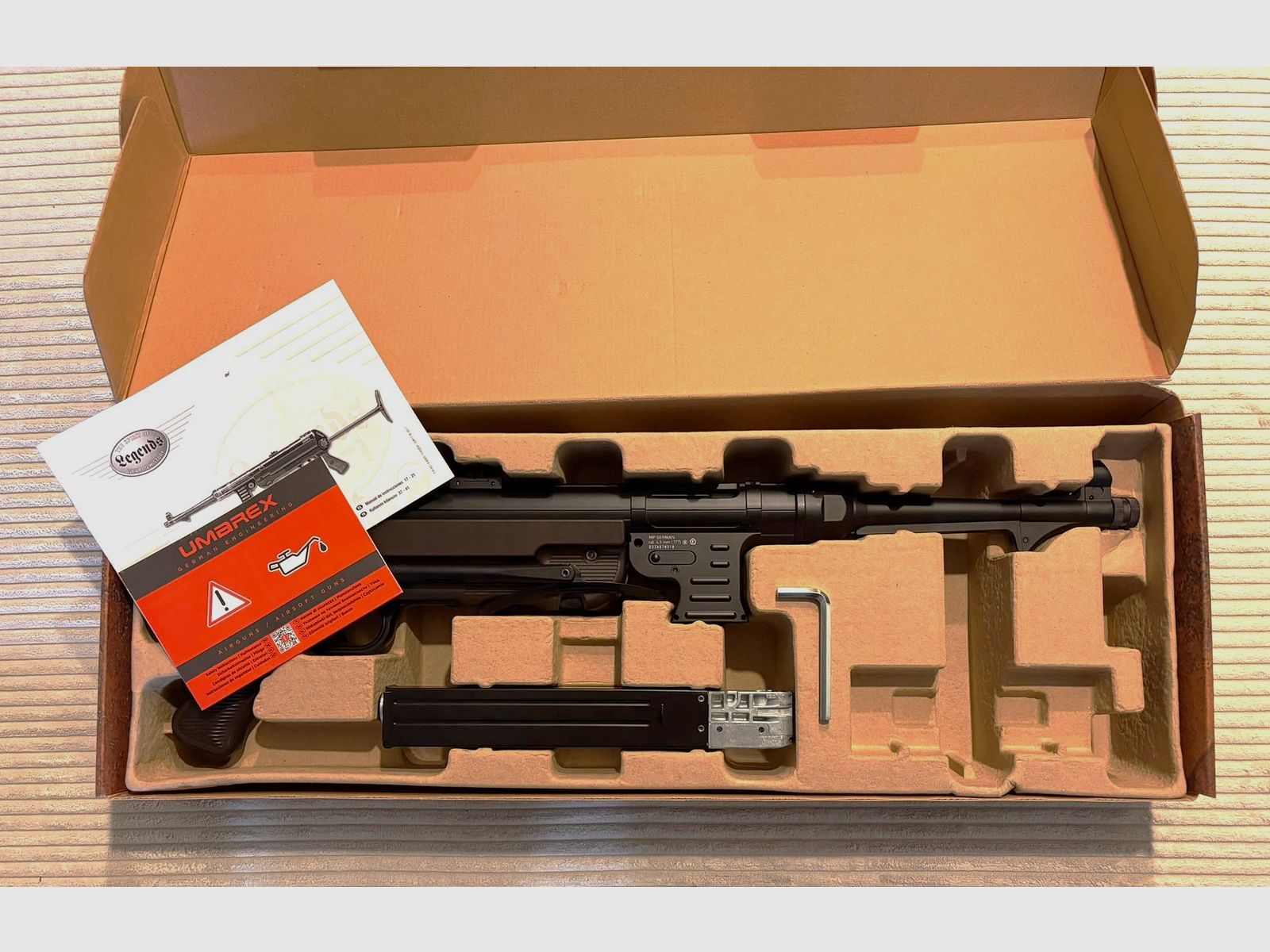 Umarex MP 40 submachine gun in 4.5 mm BB like new with F