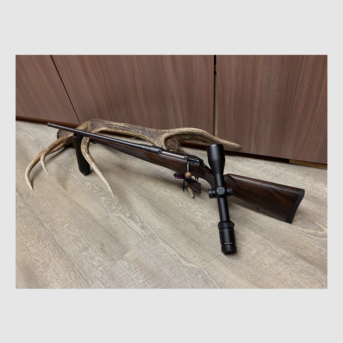 Sauer 101 Artemis, links, mit Zeiss Conquest V6 2-12x50 M, mit Schiene