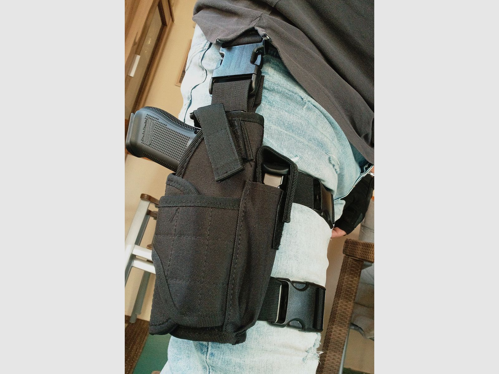 Universal leg holster