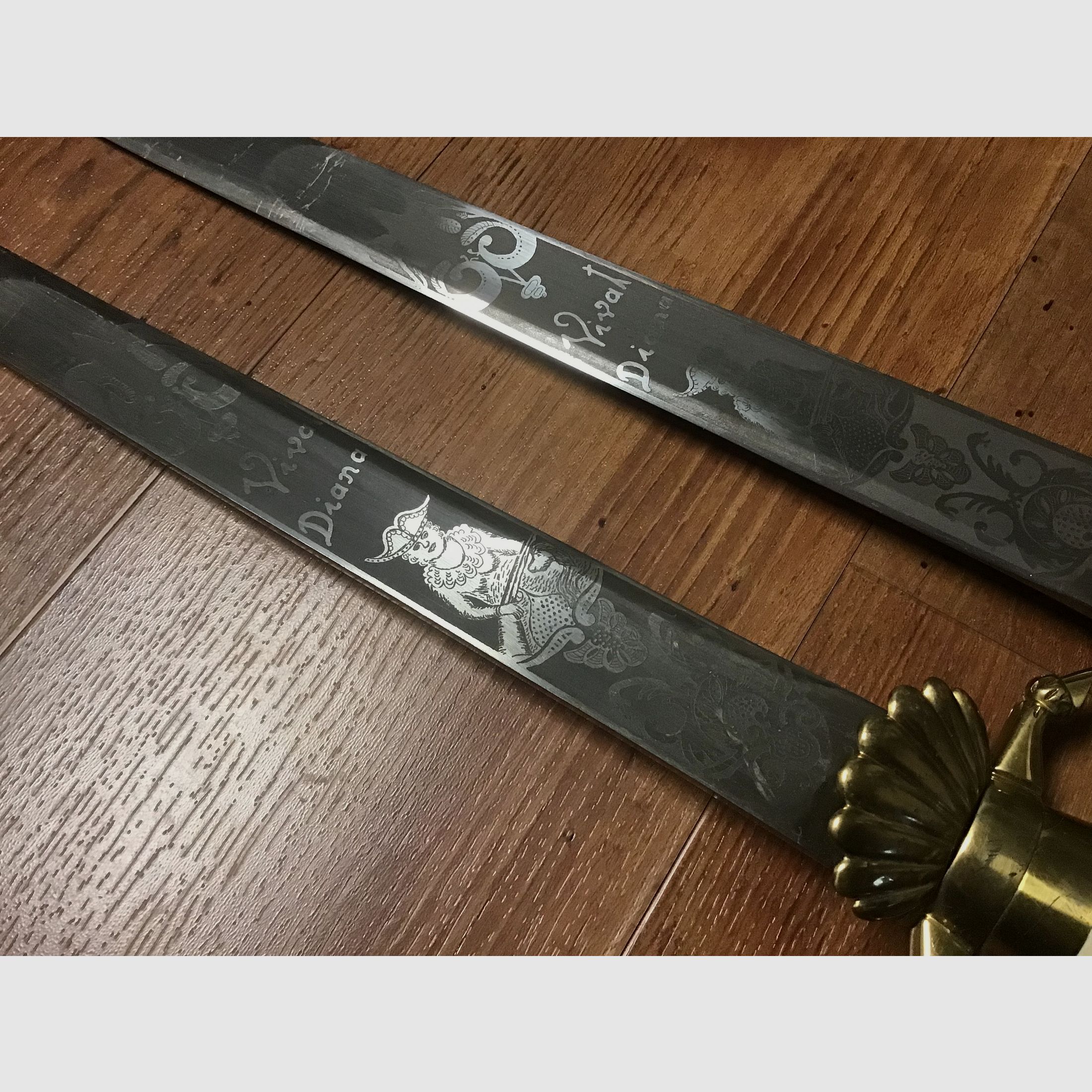 2 beaux couteaux de chasse presque épées avec l'inscription Vivat Diana