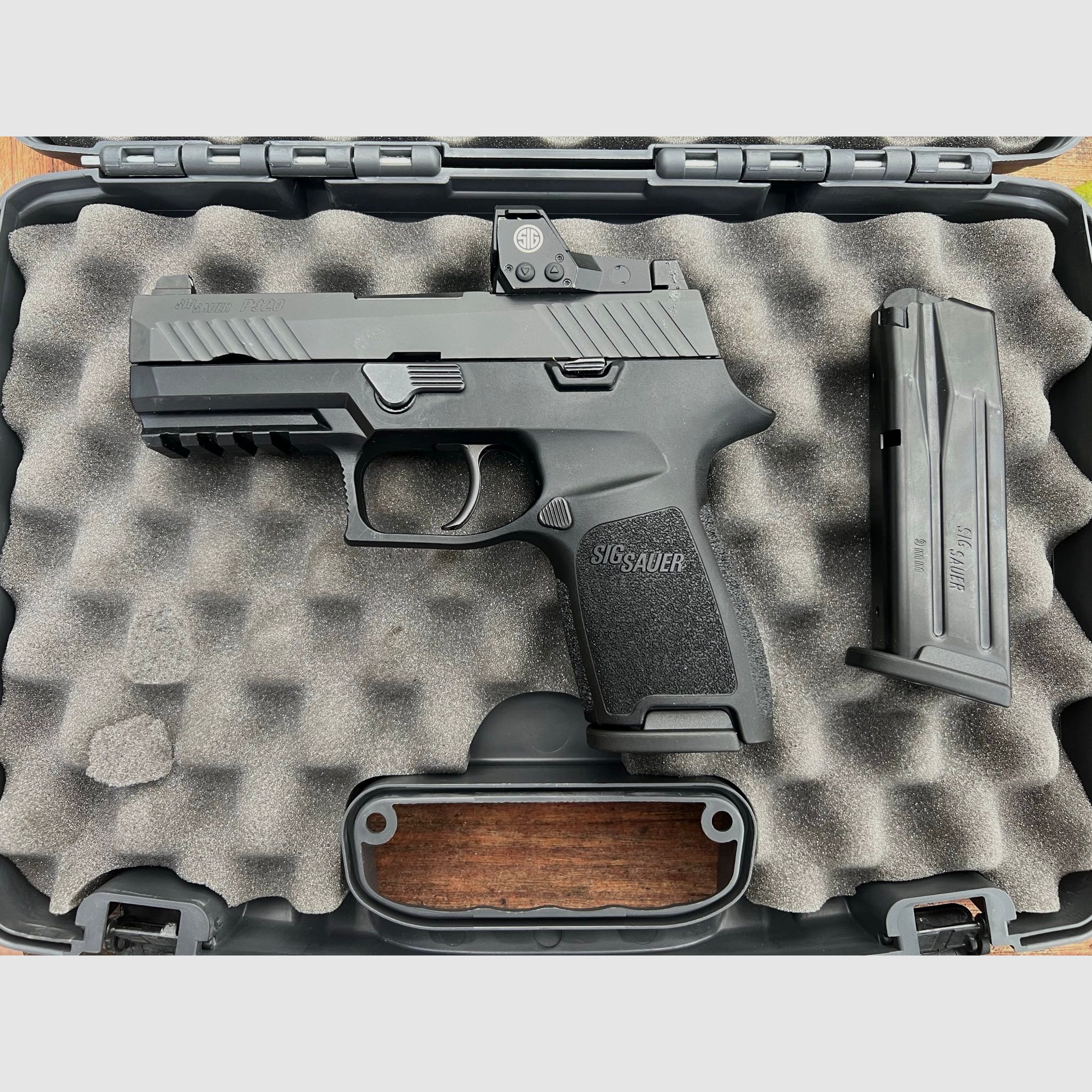 Semi-automatic pistol SiG P320 RX Compact with ROMEO 1 red dot sight. As a complete weapon or exchange system (see below).
