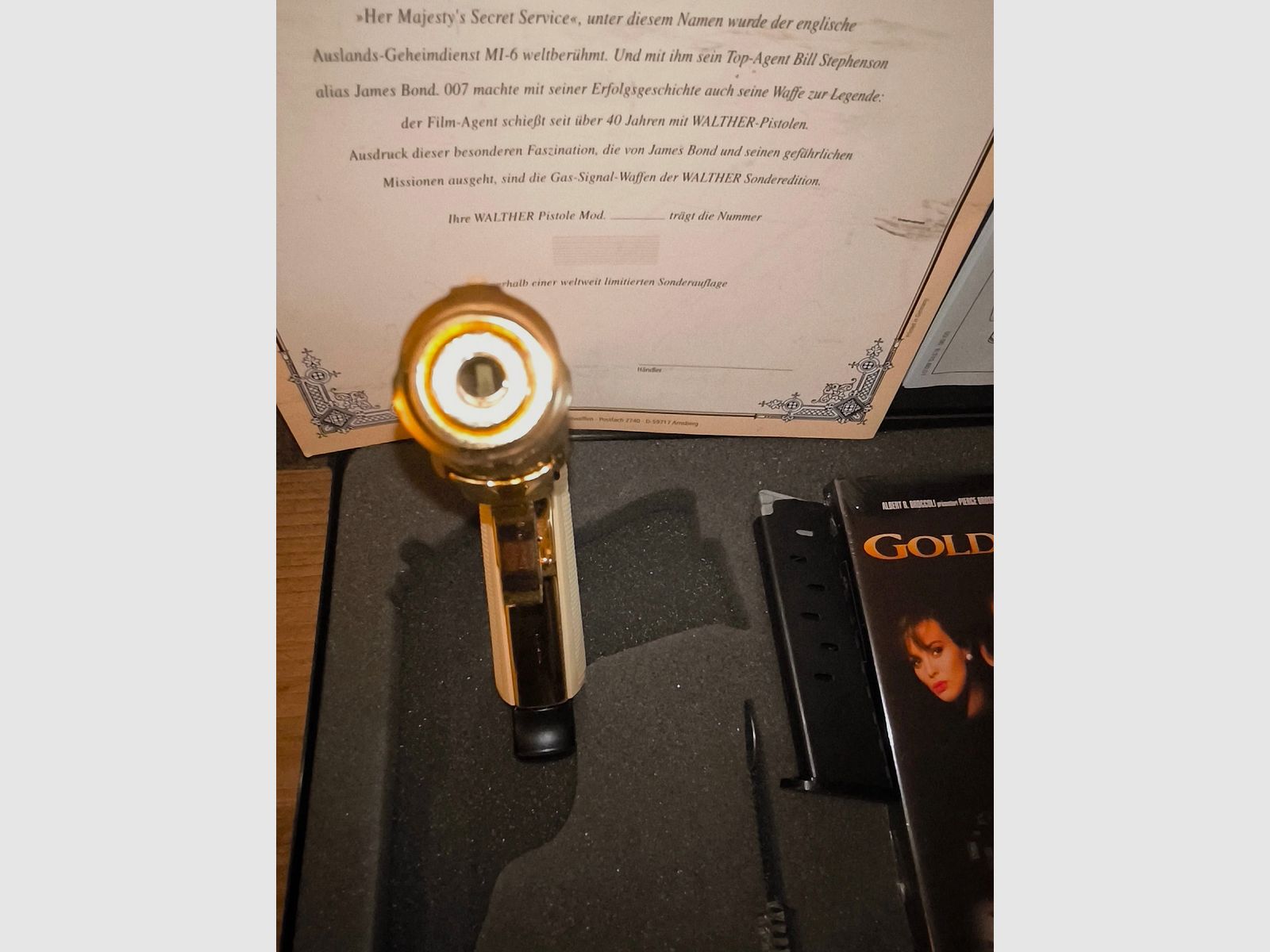 ⚠️ Achtung Sammler & James Bond Fans, Echte - Rarität aus den 1990er Jahren - Vitrine Stück-Limitierte Sonderedition Walter PP Gold - GoldenEye mit Weißen Griffschalen & Zertifikat & VHS Kassette sowie zusätzlichen Magazin mit Flachen Magazinboden, Ungeschossen Tadellosen top Zustand, Absolut Neuwertig!! Kaliber 9mmPAK, PTB - 620   