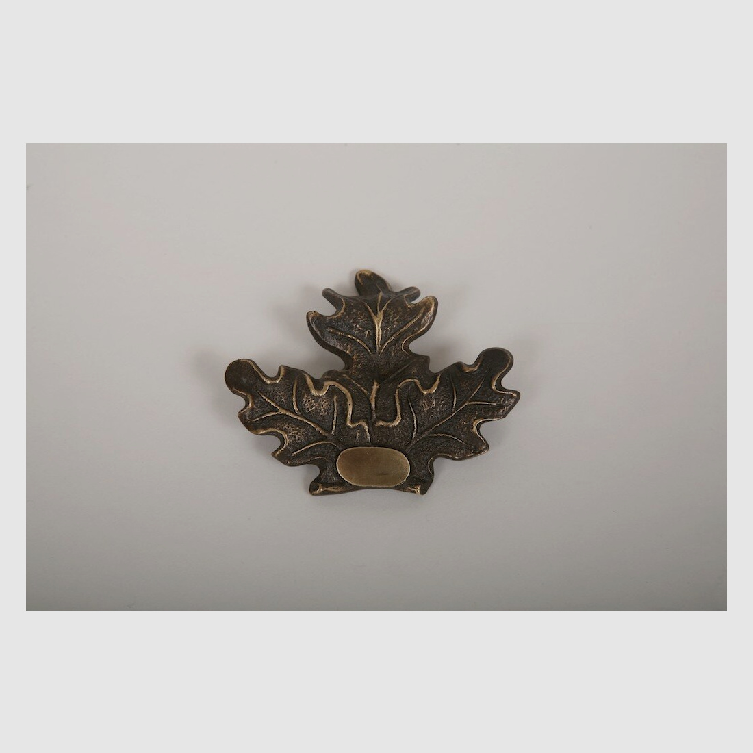 Lovergreen kleine bronzen beeldje motief trofee houder van eikenblad