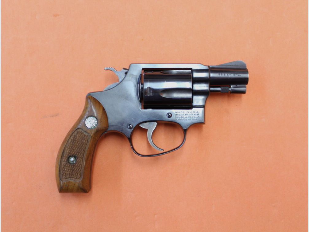 Smith & Wesson Revolver .38Special Smith&Wesson/ S&W 36 brüniert, 1 7/8" Lauf/ Holzgriffschalen Gebrauchtwaffe