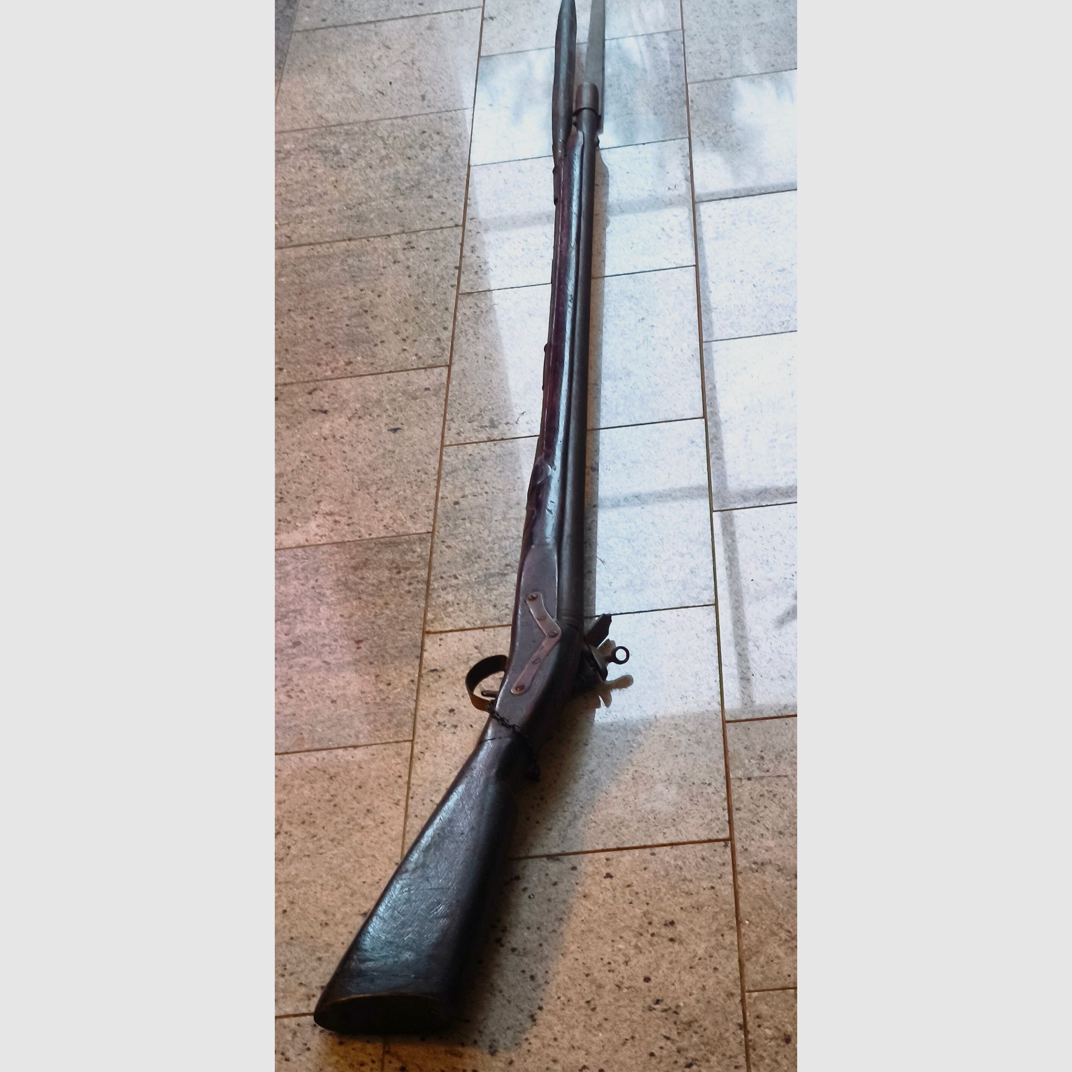 Steinschlossgewehr mit Bajonett und Puntze