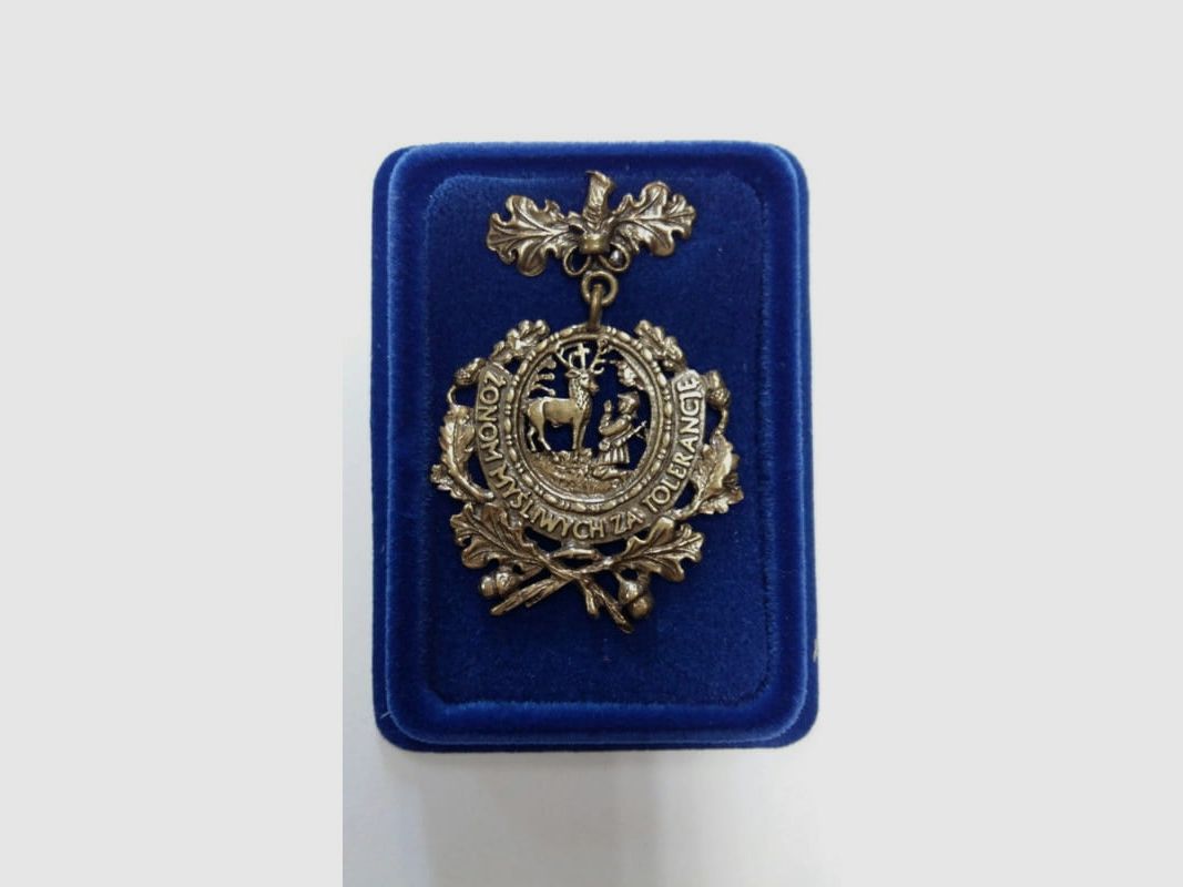 MAKAMA Medaille-insigne – Voor tolerantie aan de echtgenotes van jagers, afbeelding 1 van 2