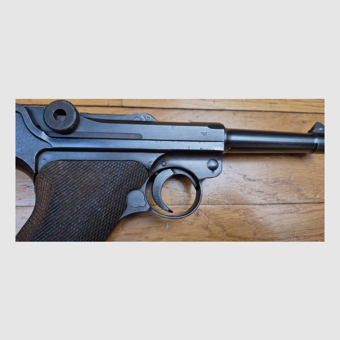 Sehr seltener Luger P08, genannt „Mauser Banner“ – Polizei-Waffe, hergestellt von Mauser im Jahr 1942 – Kaliber 9×19 – Eine der 25.165 SS-Polizei-Waffen vom Typ Front Ost – Eine der 5.550 mit „1942“ und „Adler+L“ markiert – Ästhetischer und mechanischer Zustand außergewöhnlich – TBE+++, Bild 31 von 33