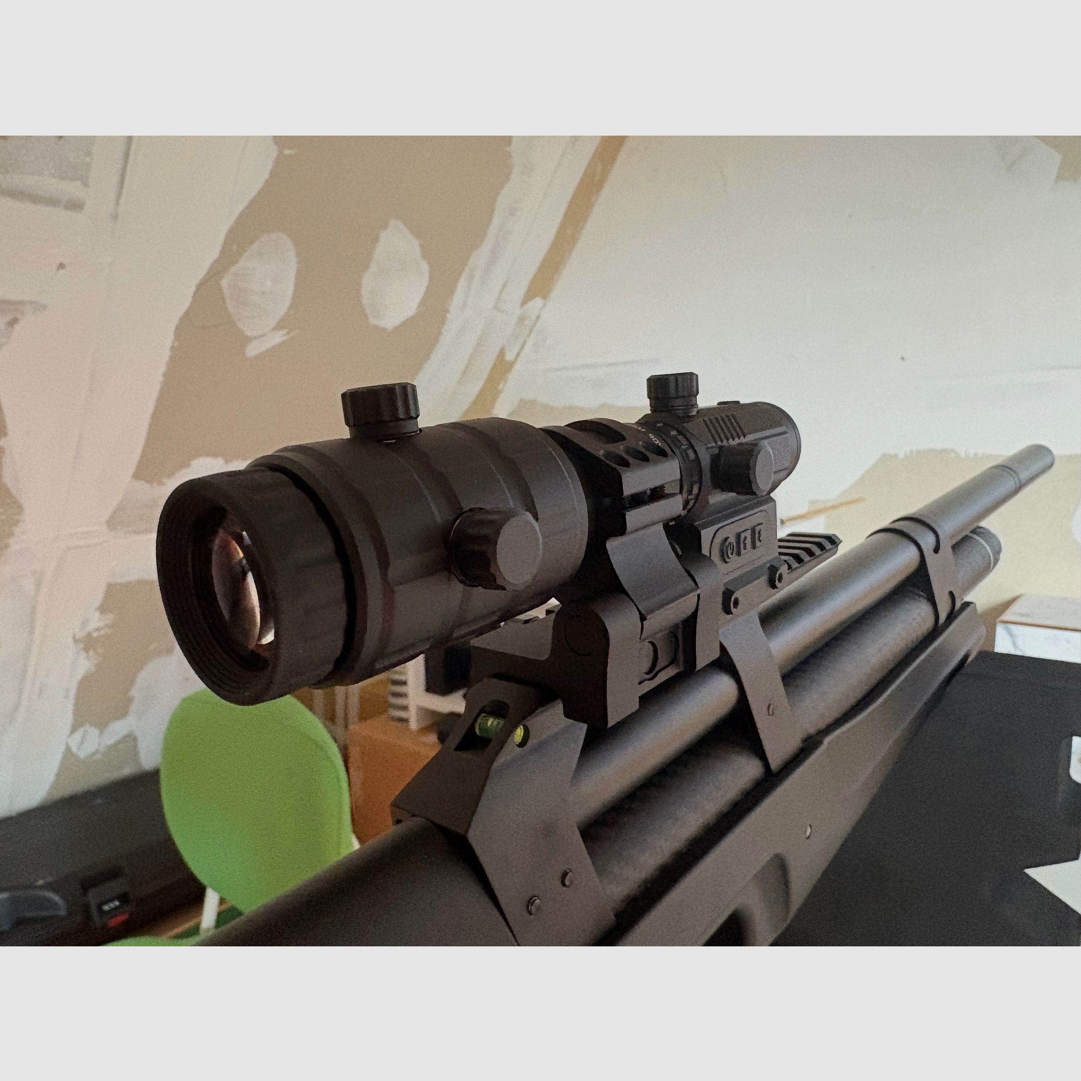 Huben K1 mit Schalldämpfer und Reddot-Magnifier