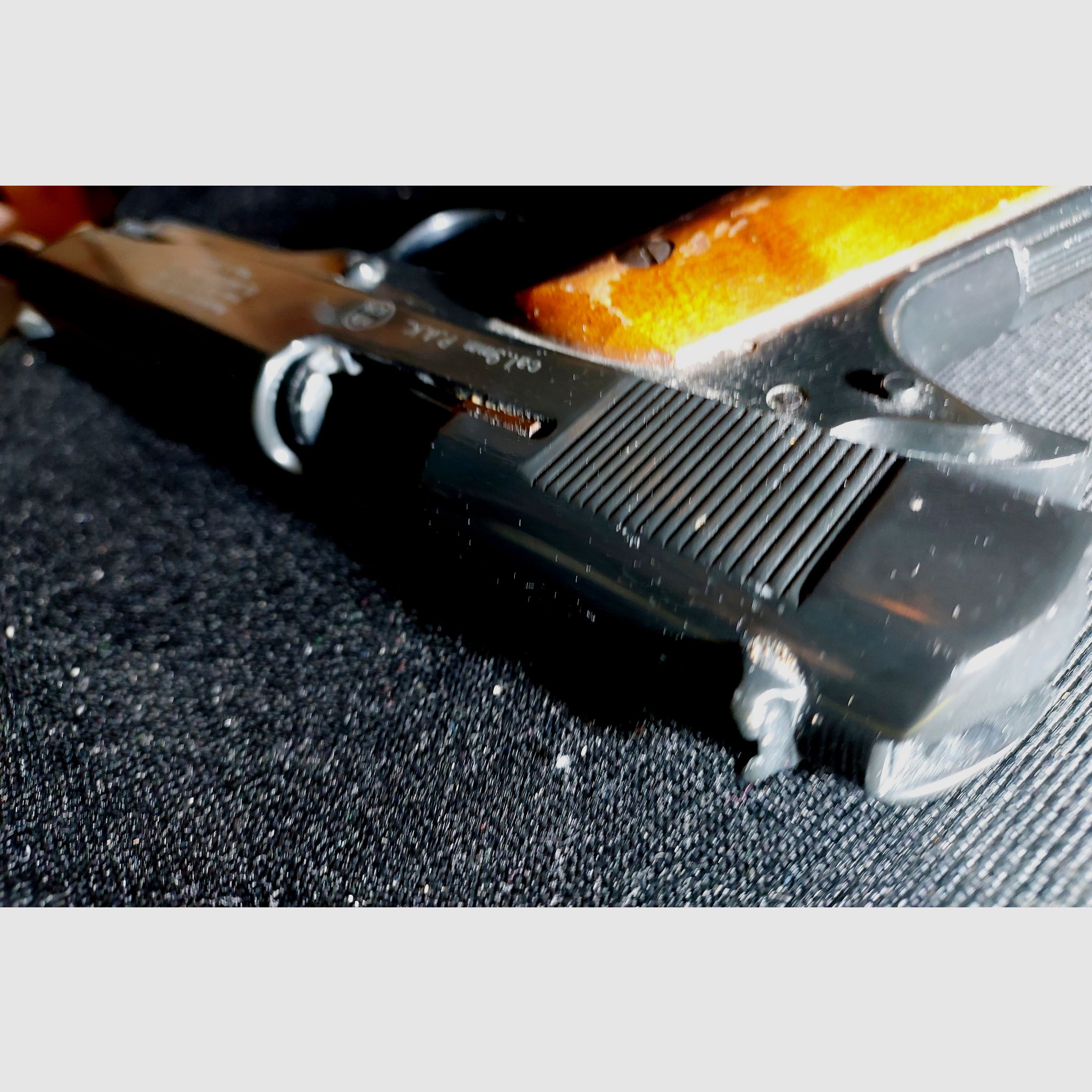 Colt Government 1911 A1 Schreckschuss Pistole 9mm P.A.K. (PTB 774) "vintage Holzgriffe